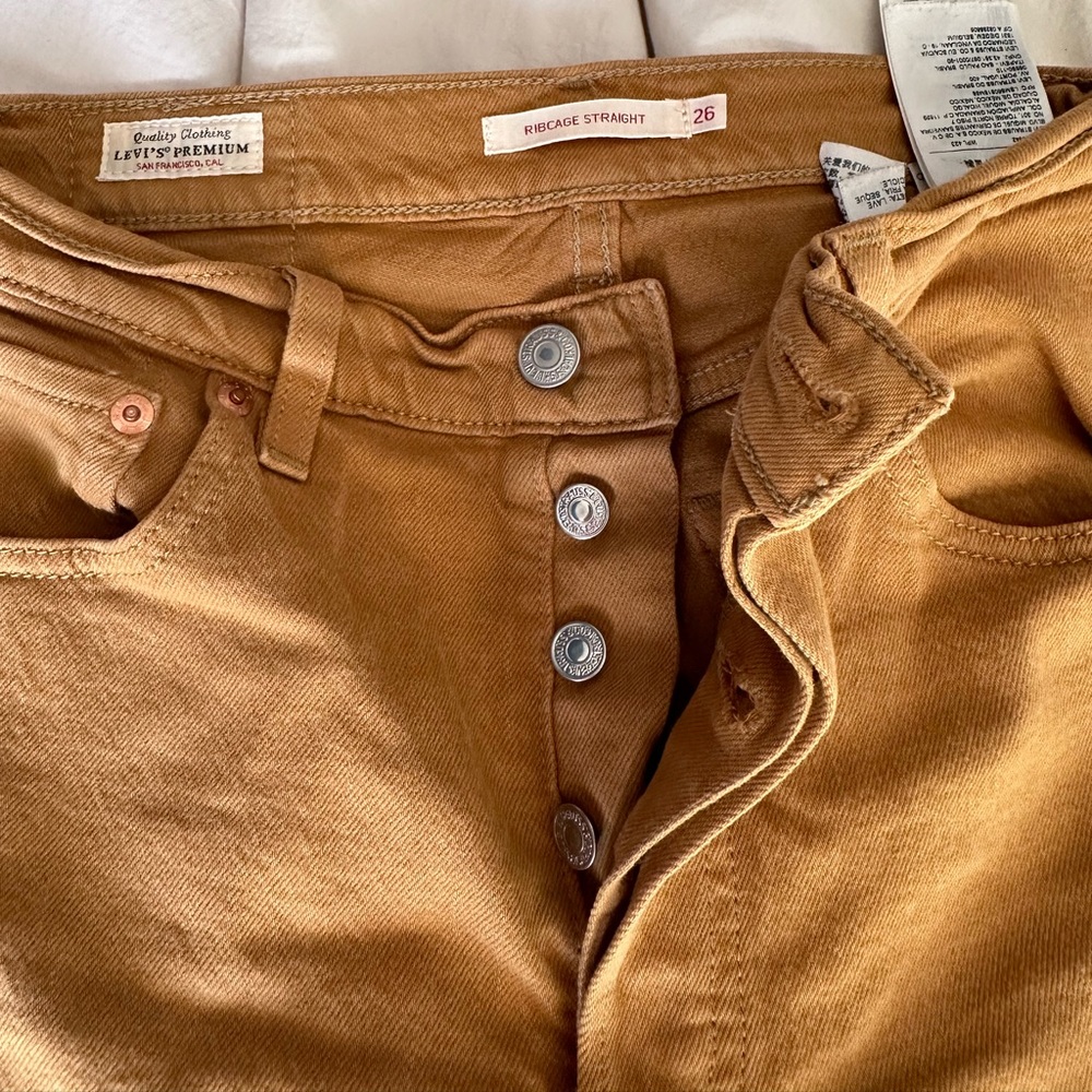 Cropped Levi’s rib cage denim in gold
